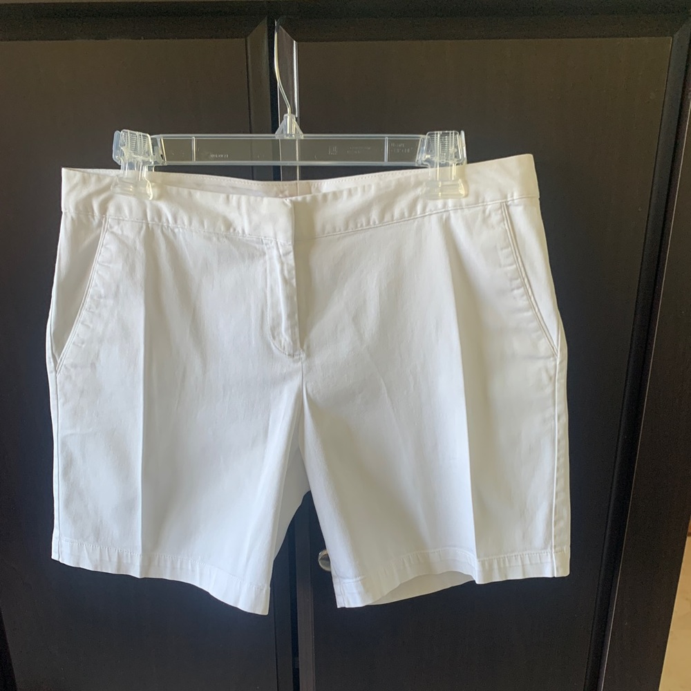 IZOD Misses short. White Sz. 8. 97%cotton/3% spandex. 6” inseam. 2 front pockets